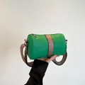 Sac bandoulière cylindrique en cuir vert vintage avec large bandoulière à motifs - Vert
