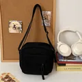 Minimalistische schwarze Cord-Umhängetasche mit verstellbarem Gurt im lässigen Campus-Stil - Ohne Anhänger / Schwarz