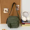 Dunkelgrüne Cord-Umhängetasche mit gewebtem Kordelzug und verstellbarem Riemen für Damen - Ohne Anhänger / Grün