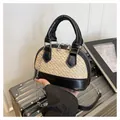 Stroh- und schwarze Leder-Muscheltasche mit Silberkettengurt und Tragegriff oben - Schwarz