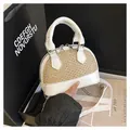 Weiße halbrunde geflochtene Muscheltasche mit Leder-Patchwork und silberner Kette - Weiß