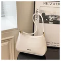 Bolso de hombro media luna blanco minimalista en cuero liso con detalles dorados - Blanco