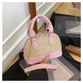 Rosa und beige gewebte Shell-Handtasche mit silbernem Kettenriemen und Tragegriff - Rosa