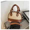 Strohgewebte Muscheltasche mit braunem Lederbesatz und elegantem Kettenriemen für Damen - Braun