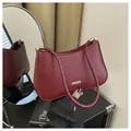 Bolso vintage rojo oscuro con logo dorado para un estilo casual y elegante de mujer - Rojo