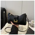 Bolso baguette minimalista de cuero sintético negro con hebilla metálica dorada - Negro