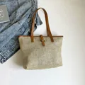 Große beige geflochtene Stroh-Tote-Bag mit braunen Lederriemen und Metallschnalle - Braun