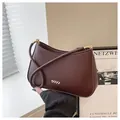 Bolso de hombro minimalista de cuero marrón vintage con hebilla de metal dorada - café