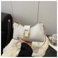 Bolso baguette blanco minimalista en cuero sintético con elegante hebilla dorada - Blanco