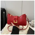 Bolso de hombro retro rojo en cuero mate con hebilla cuadrada dorada y diseño elegante - Rojo