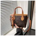 Borsa a secchiello marrone con stampa di lettere vintage e tracolla regolabile - Stampa Lettere Marrone Scuro (YADIER)