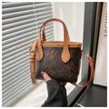 Borsa a secchiello marrone con monogramma, manici kaki e bordi rossi a tracolla - Stampa Lettere M All-over