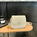 Hellgrüne geflochtene Umhängetasche mit Blumenstickerei und Herz-Metallverschluss - Khaki