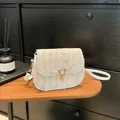 Weiße Satteltasche aus Kunstleder mit gewebter Blumenstickerei und goldener Herzschnalle - Weiß