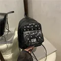 Schicker schwarzer Mini-Rucksack aus Steppleder mit Strasssteinen und Kettenriemen - Schwarz