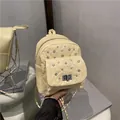 Schicker cremefarbener Mini-Rucksack mit Rautenmuster, Strass und Kettenriemen - Gelb