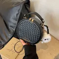 Vintage schwarze runde Umhängetasche mit Webmuster und weißem Pelzball-Anhänger Detail - Ohne Anhänger / Braun
