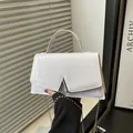 Sac à main blanc en cuir croco avec boucle en V argentée et bandoulière chaîne - Style de Boucle Métallique en Forme de V / Blanc