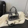 Mini borsa a conchiglia in PVC trasparente con stampa zebrata e catena argento - Stampa zebrata