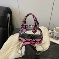 Borsa a conchiglia in PVC trasparente con stampa serpente rosa e catena argento - Rosa