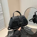 Modische schwarze Handtasche aus genarbtem Leder mit goldener U-Schnalle und Griff - Schwarz