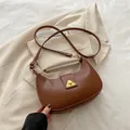 Bolso de hombro media luna marrón de diseño minimalista con cierre de triángulo dorado - Marrón