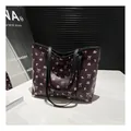 Grand sac cabas marron foncé avec imprimés floraux roses et anses noires - Style Nœud