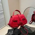 Minimalistische rote Satteltasche aus strukturiertem Leder mit goldenen Beschlägen - Rot