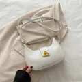 Bolso de hombro media luna blanco minimalista con cierre de triángulo dorado y correa ajustable - Blanco