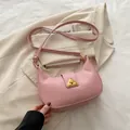Bolso de hombro rosa tipo media luna con cierre de triángulo dorado y correa ajustable - Rosa