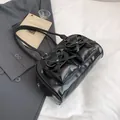 Bolso de hombro negro brillante con bolsillos dobles y lazos 3D en cuero sintético - Negro