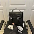 Schwarzer Kunstleder Rucksack mit Doppelschleifenschnallen und verstellbarem Gurt im Retro Stil - Schwarz