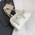 Bolso de hombro blanco estilo ballet con lazos y bolsillos dobles delanteros - Blanco