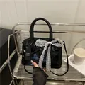 Minimalistische zwarte laks lederen handtas met kanten strik en schouderriem - Zwart