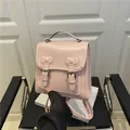 Schicker rosa Mini-Rucksack in Quadratform mit Schleifenrelief und glattem Leder - Rosa
