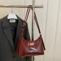 Sac sous le bras croissant rouge vin avec fermoir doré et bandoulière réglable chic - Rouge