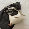 Chique crème witte hobo tas met gouden metalen staaf en dunne verstelbare schouderriem - Broken Wit