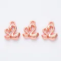 Détail de trois pendentifs cygne en forme de cœur en or rose pour création de bijoux DIY - Or rose