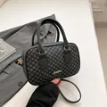 Borsa Boston nera con motivo geometrico, logo dorato e tracolla regolabile - Nero