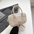 Classica borsa Boston beige crema con motivo a catena e dettagli dorati - Bianco
