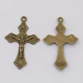 Ciondolo a croce in lega di zinco bronzo vintage con rilievo di Gesù e incisione sul retro - Bronzo Antico
