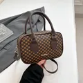 Borsa Boston classica marrone scuro con motivo monogramma retrò e targa dorata - Marrone