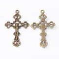 Ciondoli a croce in bronzo vintage con rilievo di Gesù e retro strutturato per gioielli fai-da-te - Bronzo Antico