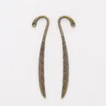 Zwei Lesezeichen aus bronzefarbener Legierung mit Blumenranken und Loch für Quasten - Antikbronze