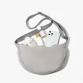 Minimalistische graue Nylon-Halbmondtasche mit verstellbarem Gurt und geräumigem Inneren - Grau