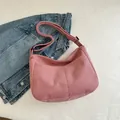 Sac bandoulière en velours côtelé rose style hobo avec bandoulière réglable et poche - Rose