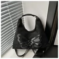 Schwarze Wildleder-Einkaufstasche mit Leder-Schmetterling und Gothic-Schnürung - Schwarz