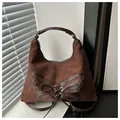 Dunkelbraune Shopper-Tasche aus Wildlederimitat mit Schmetterling-Applikation - Kaffeebraun