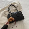 Bolso de hombro retro de cuero negro con bolsillos frontales y colgante de osito - Con Colgante / Negro
