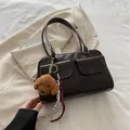Bolso de hombro en cuero marrón oscuro con bolsillos dobles y colgante de perro de felpa - Con Colgante / Marrón